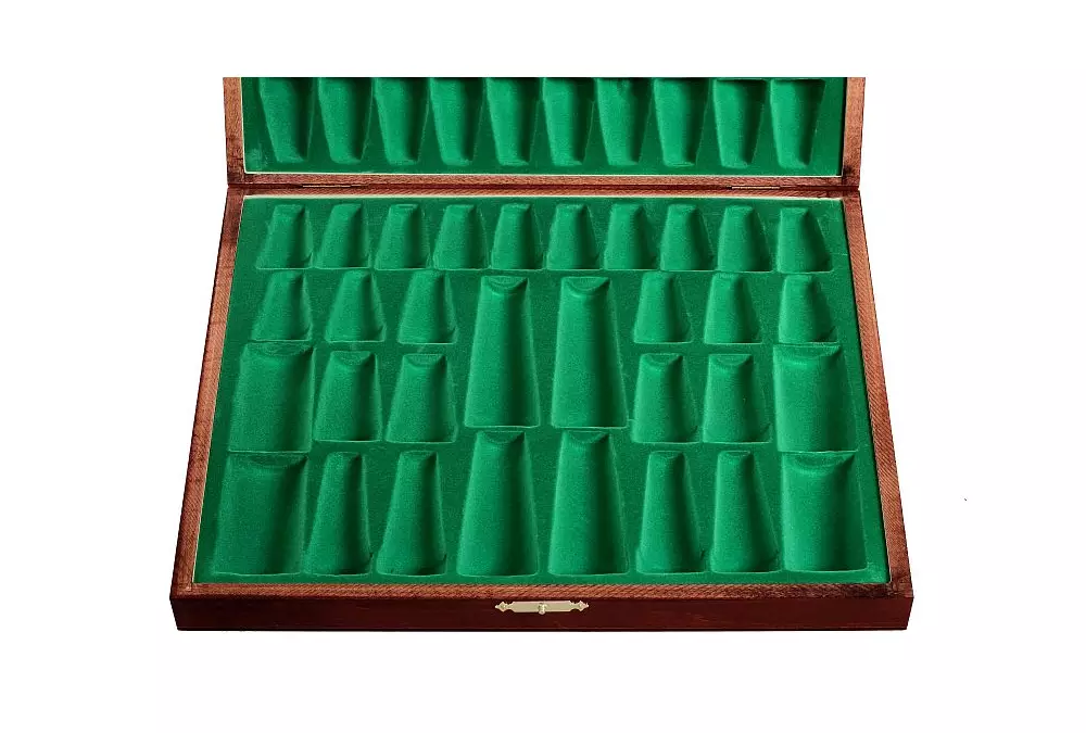 Eleganckie figury szachowe w brązowej drewnianej kasetce